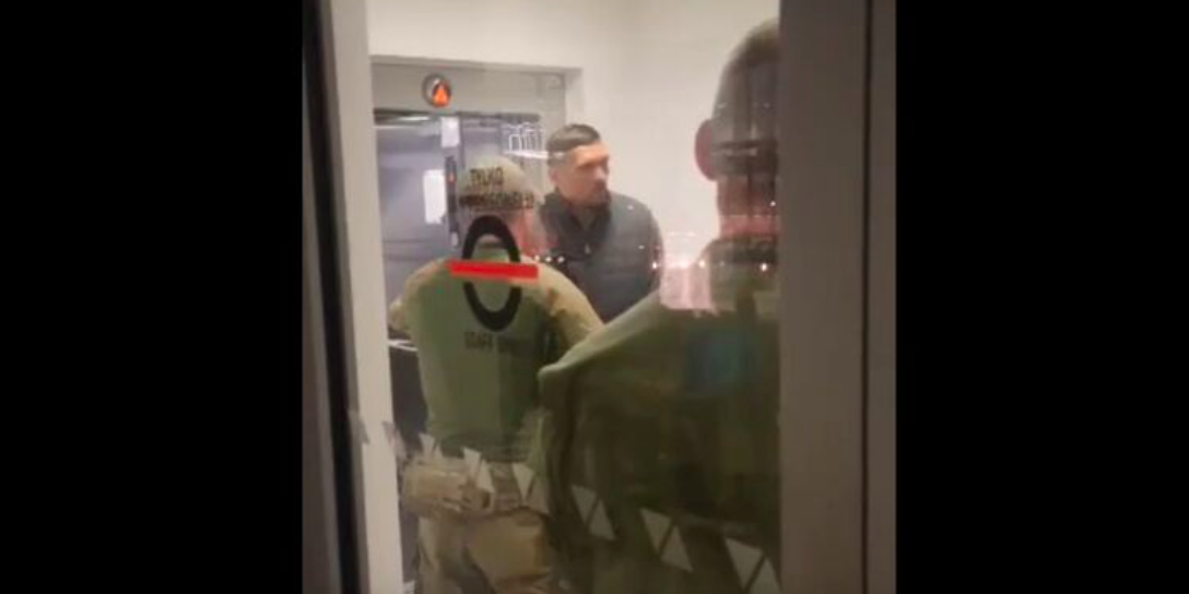 Усик в польском аэропорту. Кадр из видео